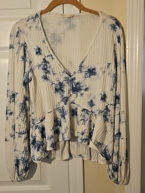 Altar'd State Cream and Blue Ribbed Tie-Dye V-Neck Peplum Top